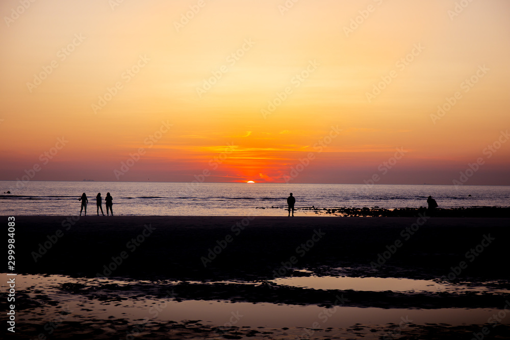 Groupes de gens regardent le coucher du soleil