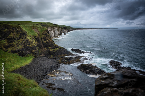 Cuadro en lienzo Wilde Küste in Nord-Irland