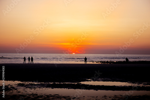 Groupes de gens regardent le coucher du soleil © Cristian
