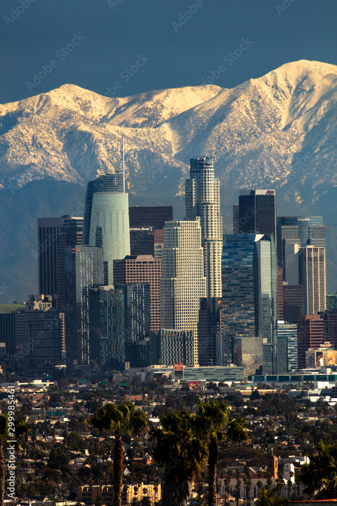 Naklejka premium Los Angeles skyline with Mt. Baldy in the background