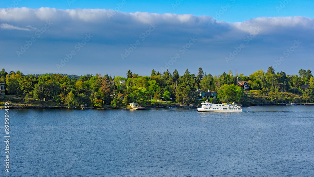 Φωτογραφία Local ferry for the public transportation arriving to one of pier in Stockholm archipelago for picking up passengers for further transportation to central Stockholm