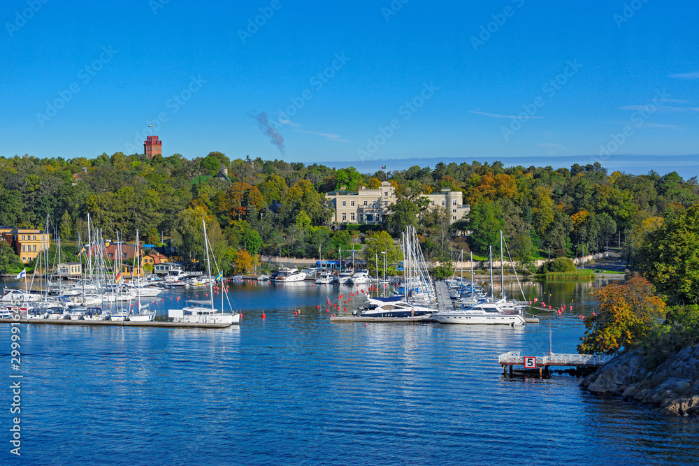Φωτογραφία Boats and yachts docked at small marina along the waterfront of Djurgarden island at sunny autumn morning with reflections in the water