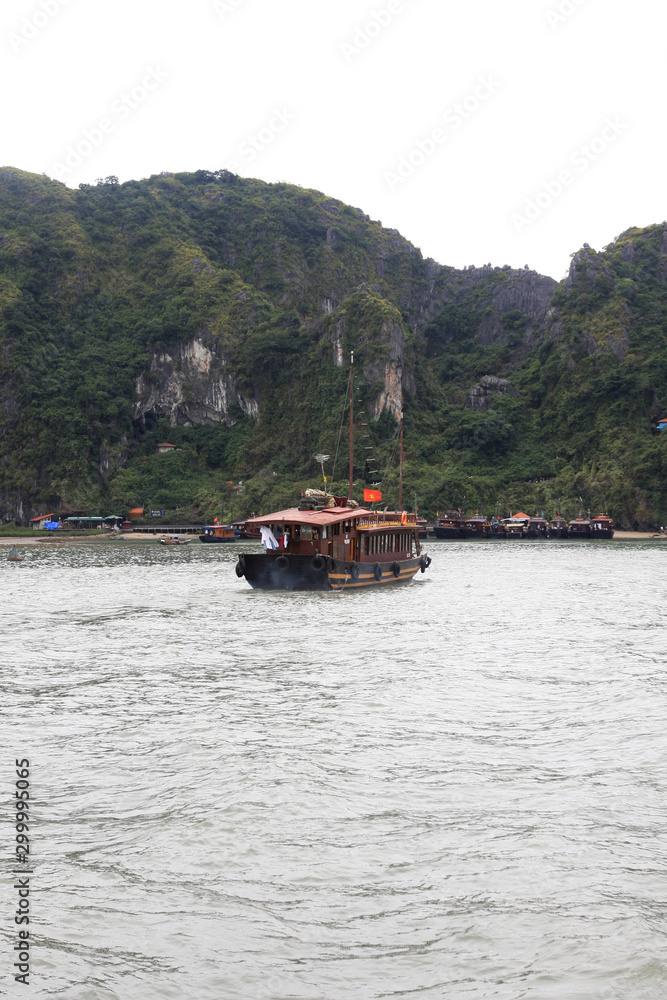 Бухта Халонг (Ha Long),  Вьетнам