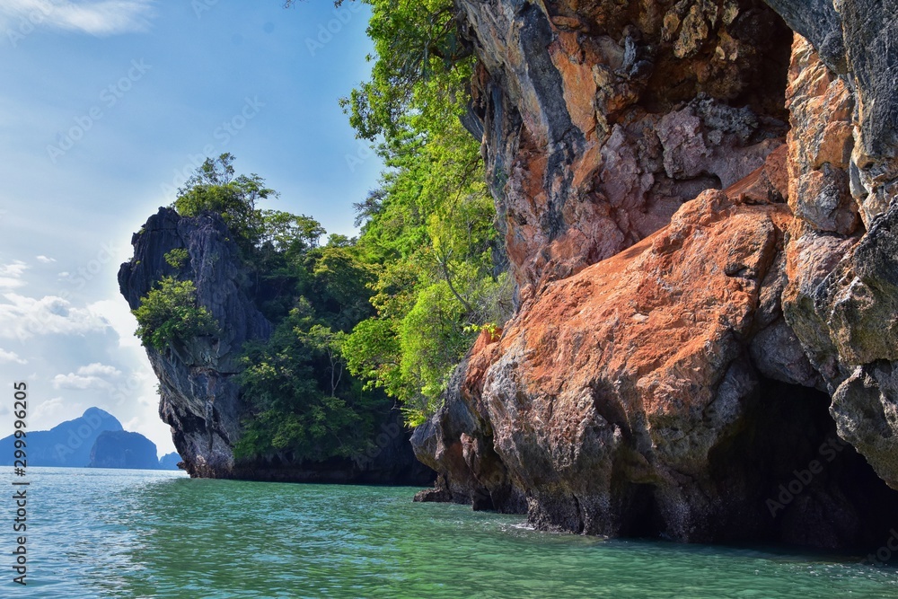 Φωτογραφία Island, Ocean views near Phuket Thailand with Blues, Turquoise and Greens oceans, mountains, boats, caves, trees resort island of phuket Thailand