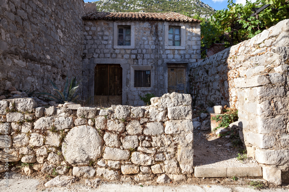 Altes traditionelles Haus aus Natursteinen gemauert in Ston auf der Halbinsel Peljesac, Kroatien 