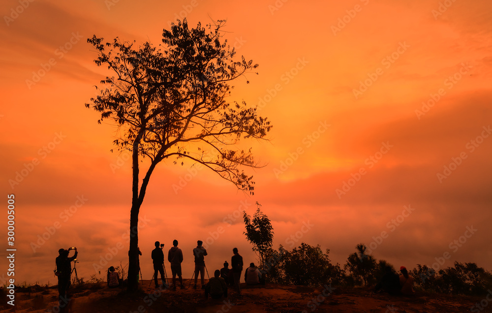 Φωτογραφία A group of tourists are watching the sunset with sea of fog at Nok aen Cliff in Phu Kradueng National Park
