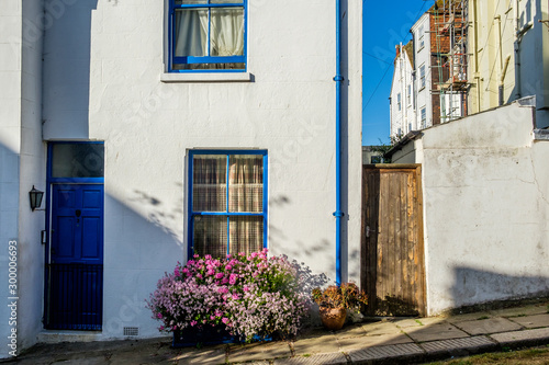 Hauseingang mit Blumen, Hastings, Sussex, England © okteam