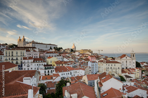 Blick über Alfama vom Mirador las portas do sol, Lissabon