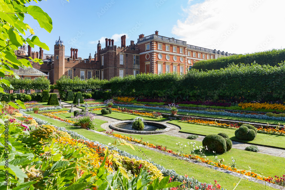 Fototapeta Georgian and Tudor Facades of Hampton Court Palace with the foreground showing t