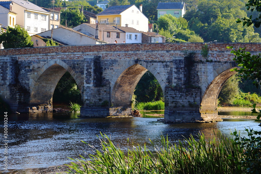 Antiguo puente romano que comunica ambos márgenes del río Miño a su paso por Lugo