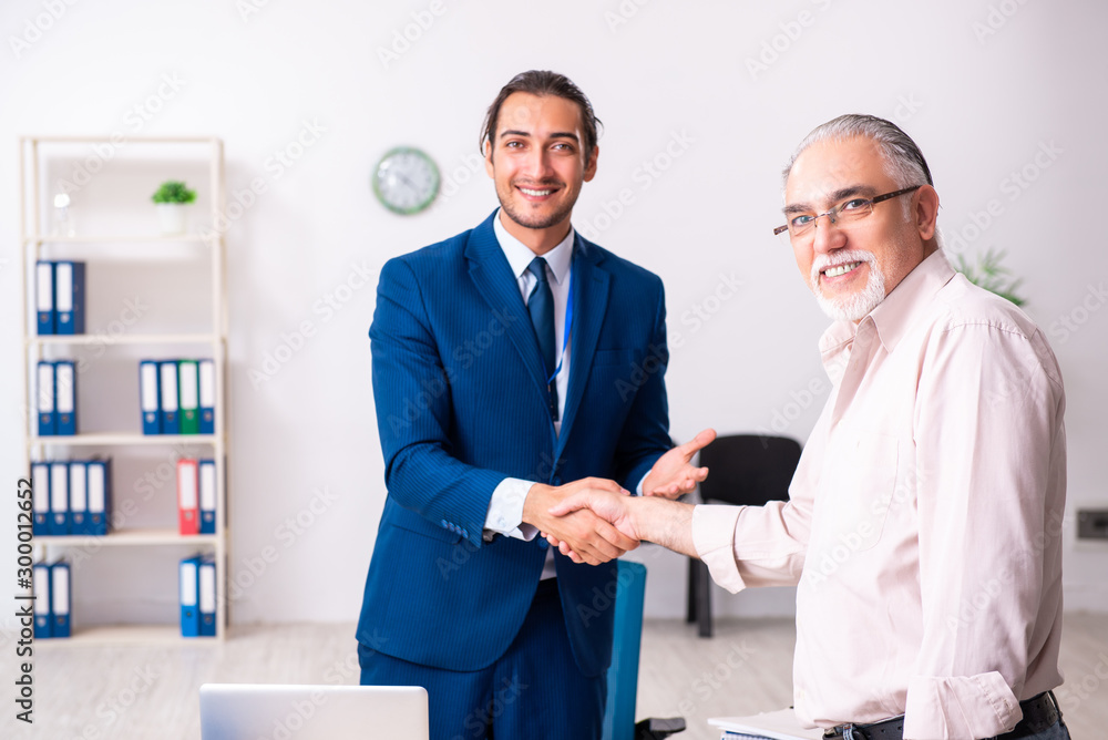 Obraz premium Financial advisor giving retirement advice to old man