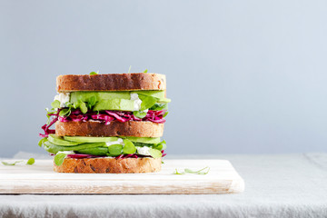 Sierkussen Snackbar Vegetarische sandwich met verse groenten  © helgira