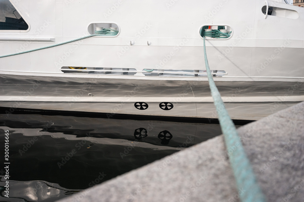 Obraz premium Blue polyester ropes leading up to a boat in stockholm
