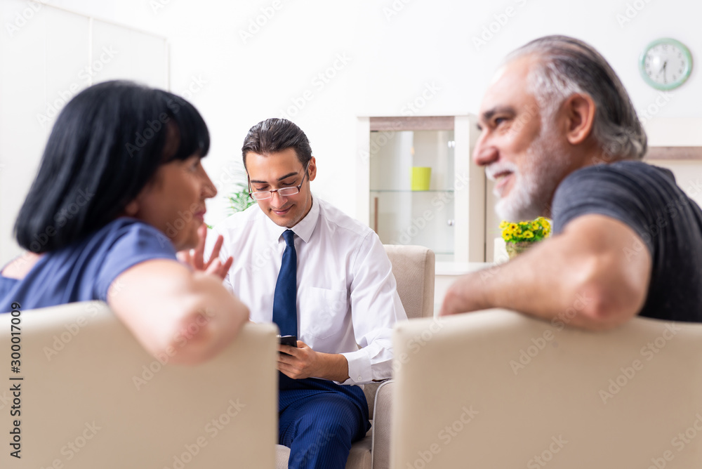 Obraz premium Old couple visiting psychiatrist doctor