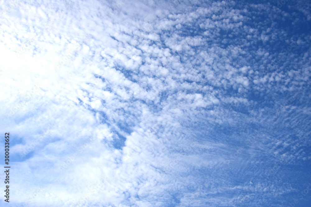 Schäfchenwolken und Schleierwolken am blauen Himmel