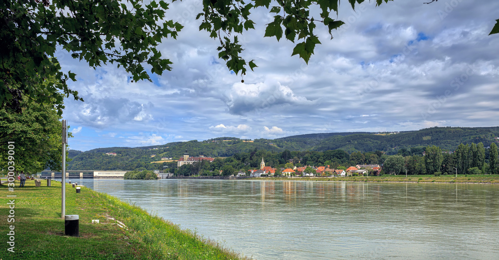 Obraz na plátně Danube river