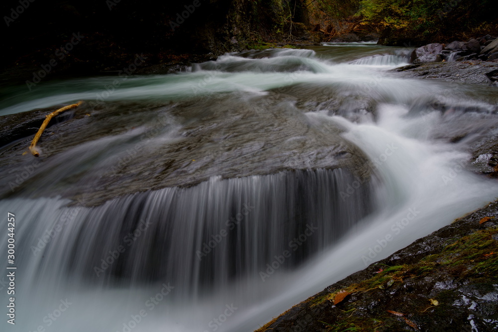 Fototapeta premium 秋の渓流の風景 -日本 長野県 とけん峡