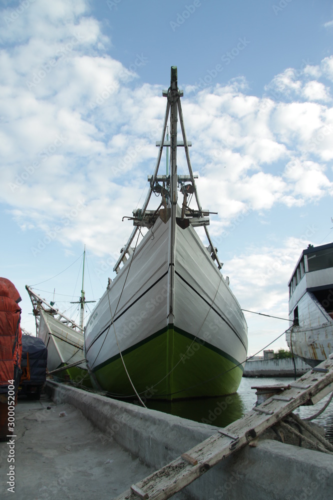 Naklejka premium Traditional ships at port