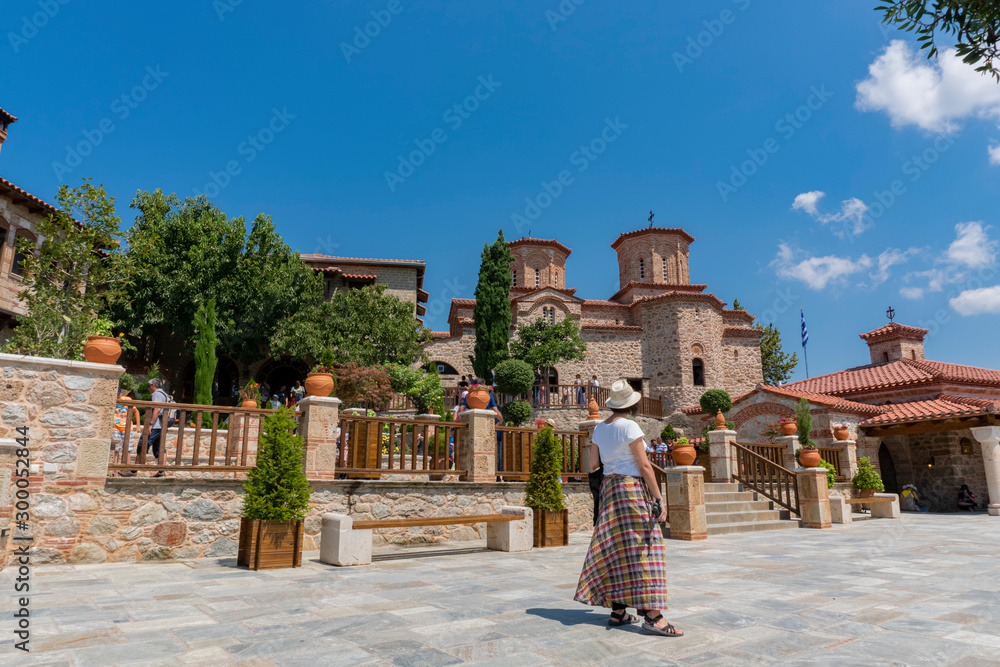 Obraz premium montaña, meteora, mujer, monasterio, vestido, chica, blanco, sombrero