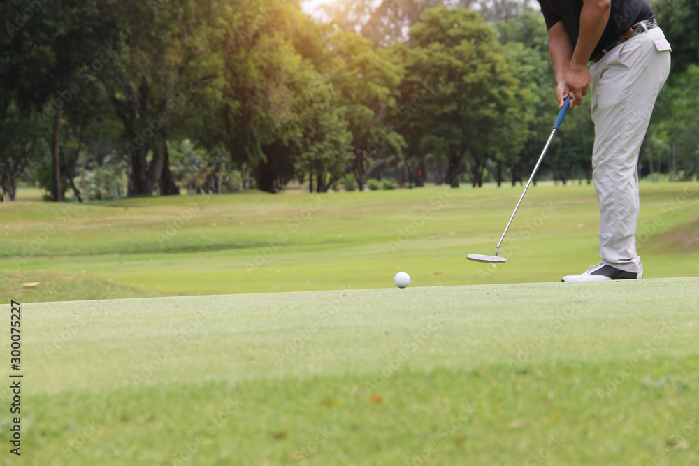 Obraz premium Golfer playing golf in beautiful golf course in the evening golf course with sunshine in thailand