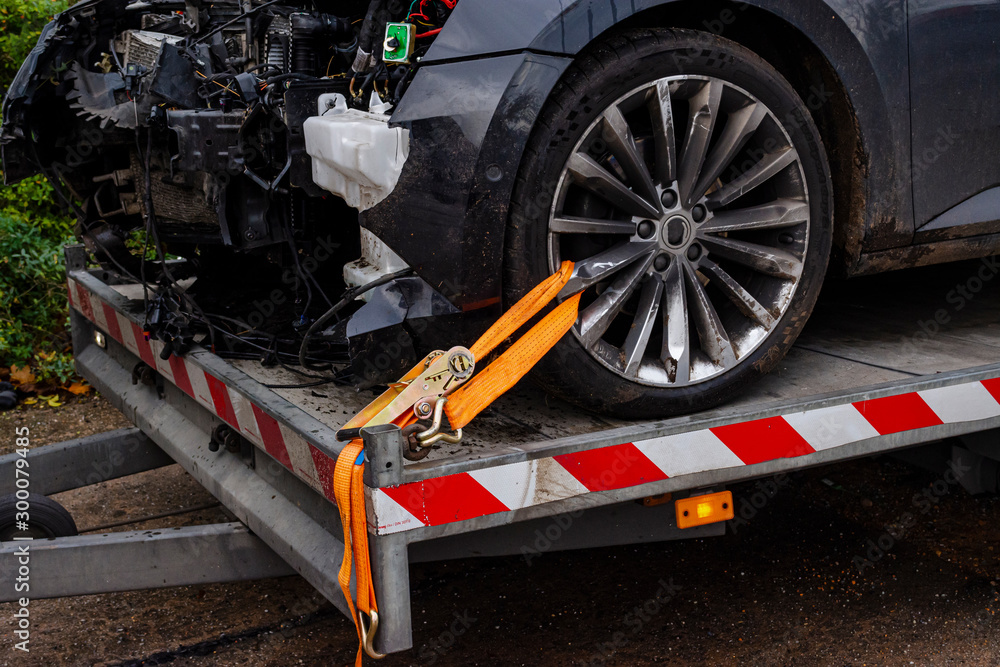 Obraz premium ein Unfallwagen ist mit einem orangen Gurt befestigt