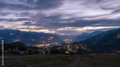 Vue nocturne de la vallée du Rhône en Suisse photo