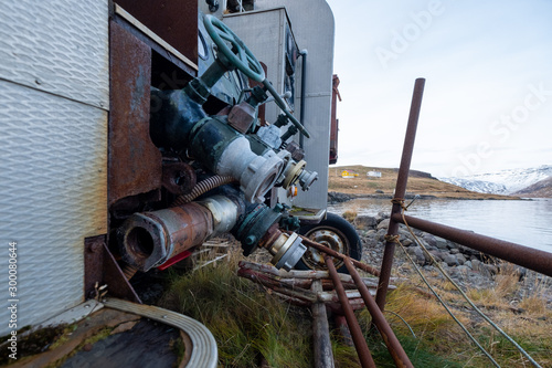 Altes Löschfahrzeug (Bedford) rostet seit vielen vielen Jahren in dem abgelegen Dorf Djupavik in den isländischen Westfjorden vor sich hin. 