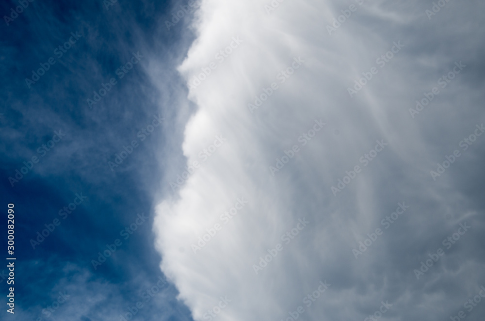 Obraz premium Cloud front pushing into blue skies creating an interesting pattern
