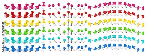 Photo Colorful pushpin, pin flag and thumbtack