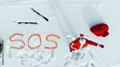 Εκτύπωση καμβά Crying for help of Santa Claus stranded in a snowy field