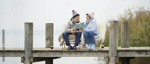 älteres Paar am See, Winter genießen