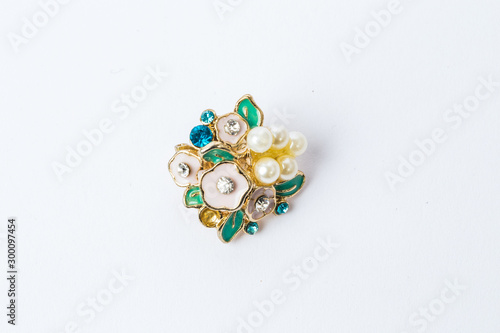 Foto LWTWL0007727 brooch with white flowers on a white background