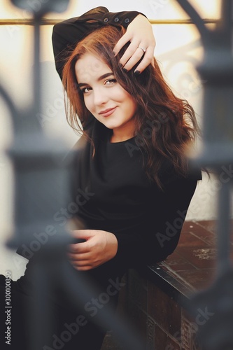Obraz na płótnie Young pretty girl walking down the street, retro portrait w salonie