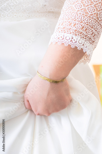 Détails mariée avec bracelet et robe de mariage