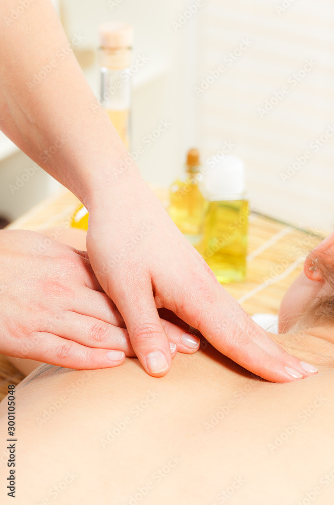 Naklejka premium schultermassage mit öl