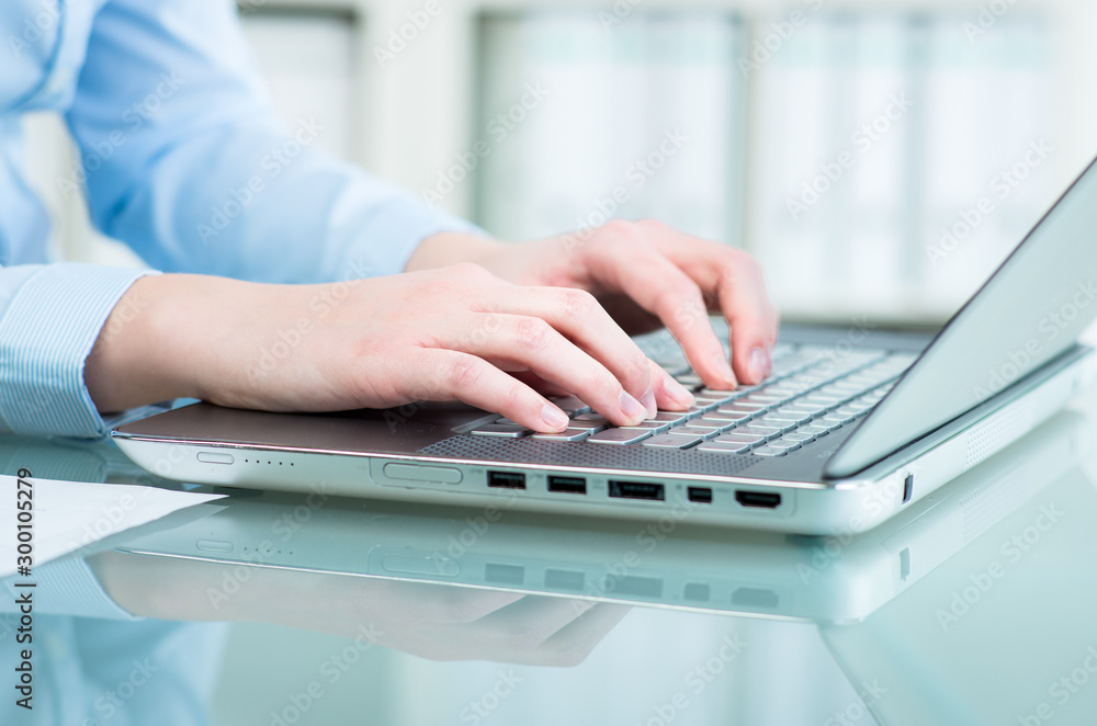 arbeiten am notebook arbeiten am notebook