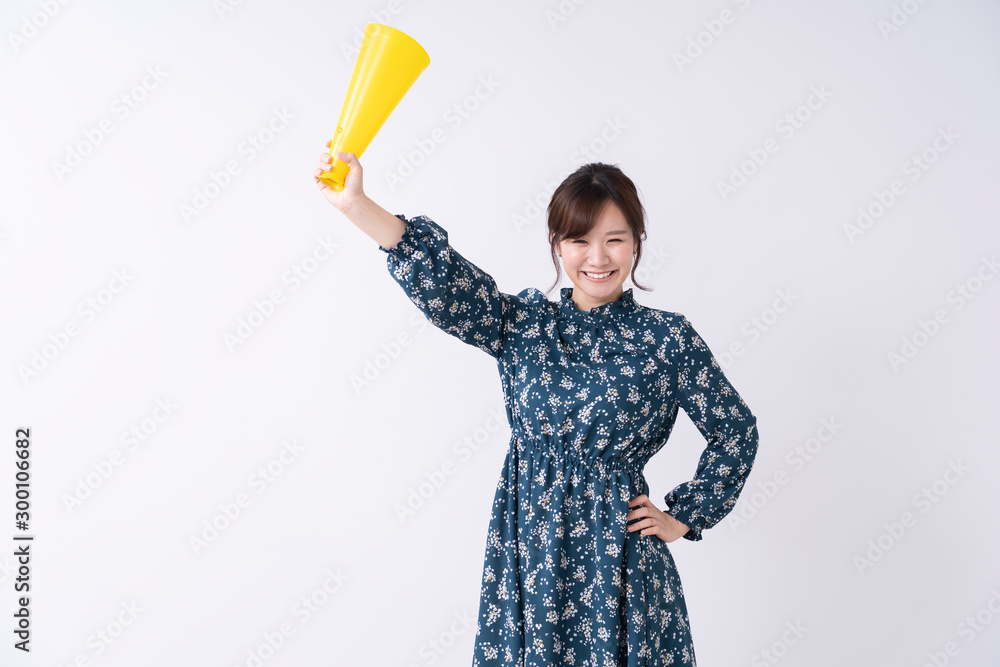 応援する女性 応援する女性