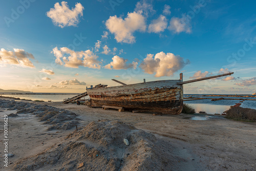 Vecchia barca da pesca alle saline di Trapani, Sicilia  © Davide D. Phstock