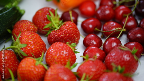 Erdbeeren und Kirschen