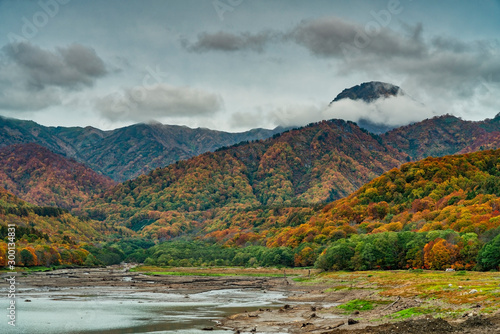 笹ヶ峰ダムの紅葉風景
