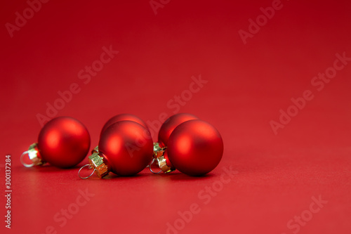 Czerwone bombki na czerwonym tle