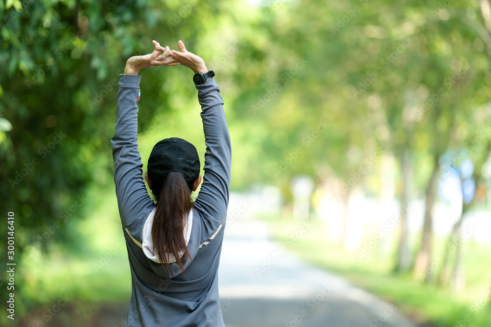 Plakat Zdrowa kobieta rozgrzewkowa, rozciąganie, ramiona. Azjatycki biegacz kobiety trening przed sprawności fizycznej i jogging sesją na drogowym natura parku. Koncepcja zdrowego stylu życia