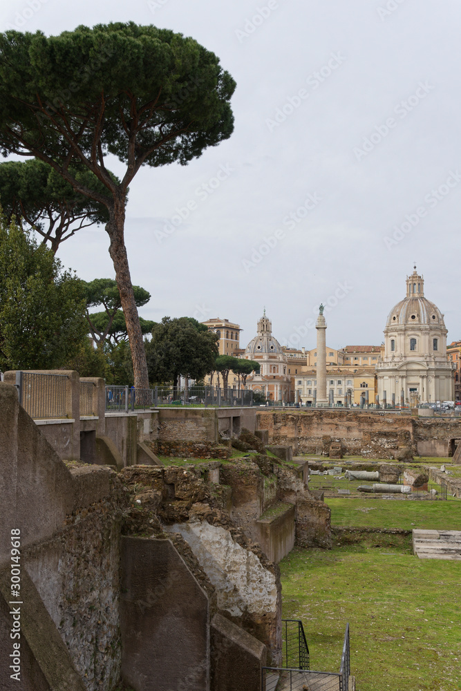 Obraz premium Blick auf die Trajanssäule und Kirche Santa Maria di Loreto, Rom, Italien