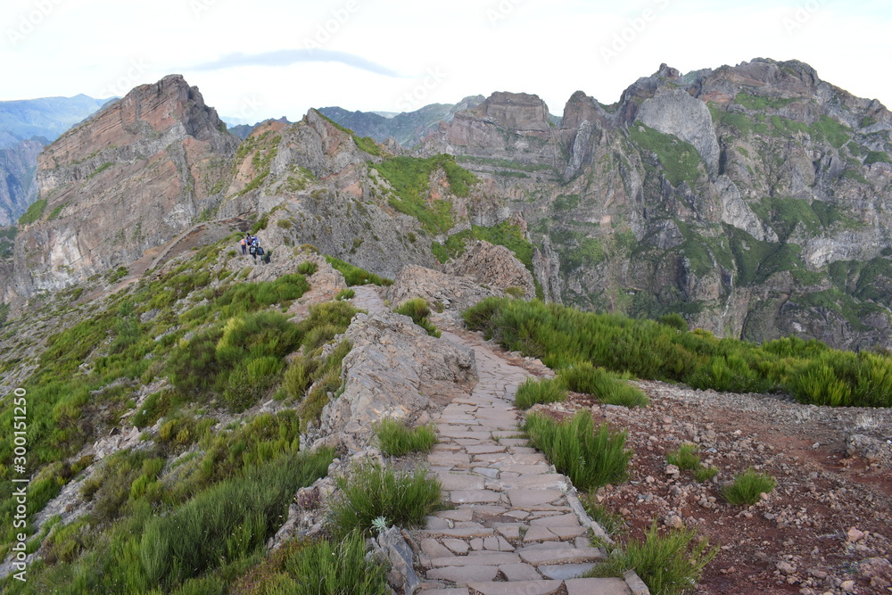 Obraz premium Hiking trail from Pico Arieiro to Pico Ruivo in Madeira, Portugal