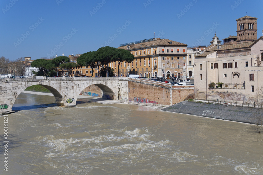 Blick auf die Ponte Cestio über den Tiber, Rom, Italien