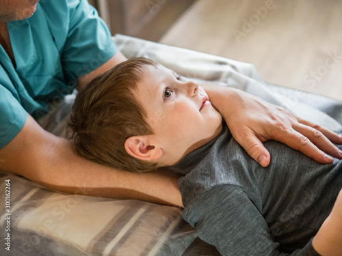 Fényképezés Real osteopath does physiological and emotional therapy for child