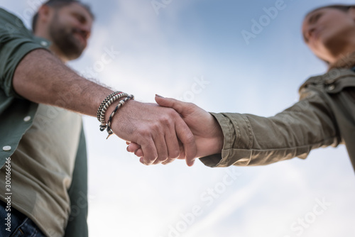 Manos cogidas pareja