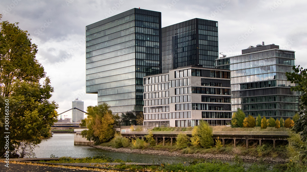 Der Medienhafen in Düsseldorf ist ein tolles Ausflugsziel für Architektur Fans Der Medienhafen in Düsseldorf ist ein tolles Ausflugsziel für Architektur Fans