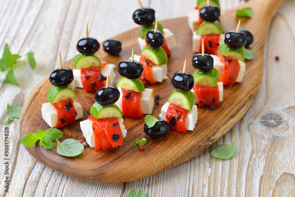 Fingerfood griechisch: Feta-Partyspießchen mit gegrilltem, eingelegtem Paprika, Snackgurken und Oliven - Greek appetizers: Feta skewers with grilled and pickled red peppers, cucumbers and olives Fingerfood griechisch: Feta-Partyspießchen mit gegrilltem, eingelegtem Paprika, Snackgurken und Oliven - Greek appetizers: Feta skewers with grilled and pickled red peppers, cucumbers and olives