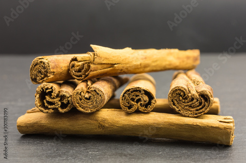 Slika na platnu heap of cinnamon sticks - cinnamomum verum